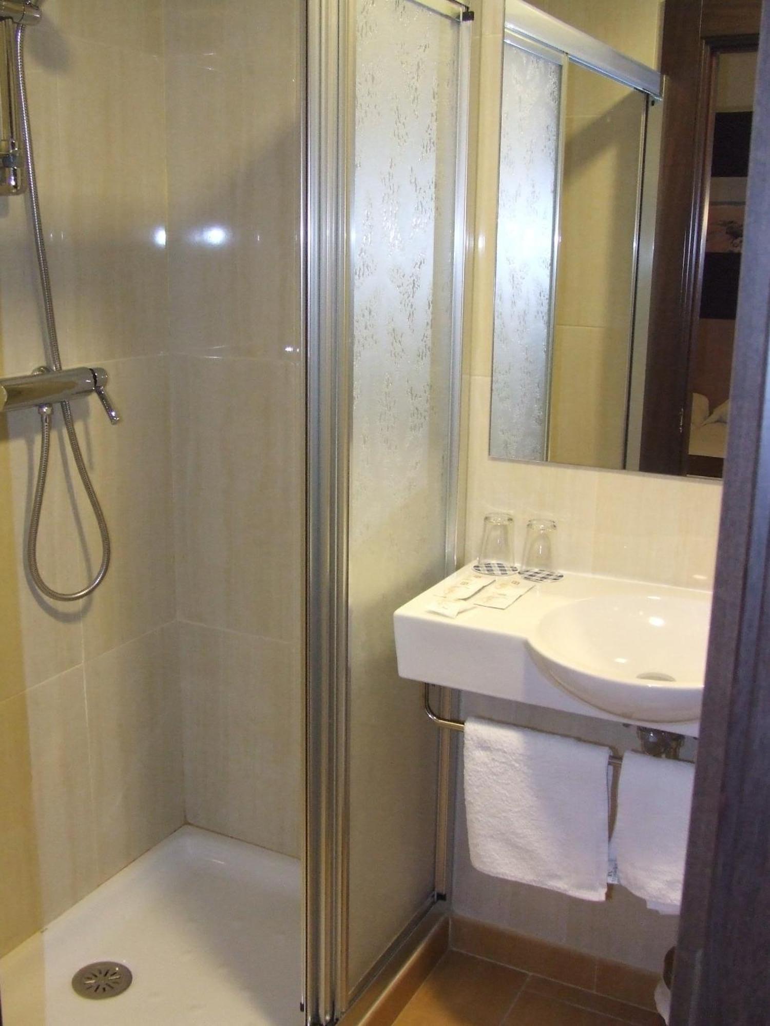 Twin Room,681263169:JPEG